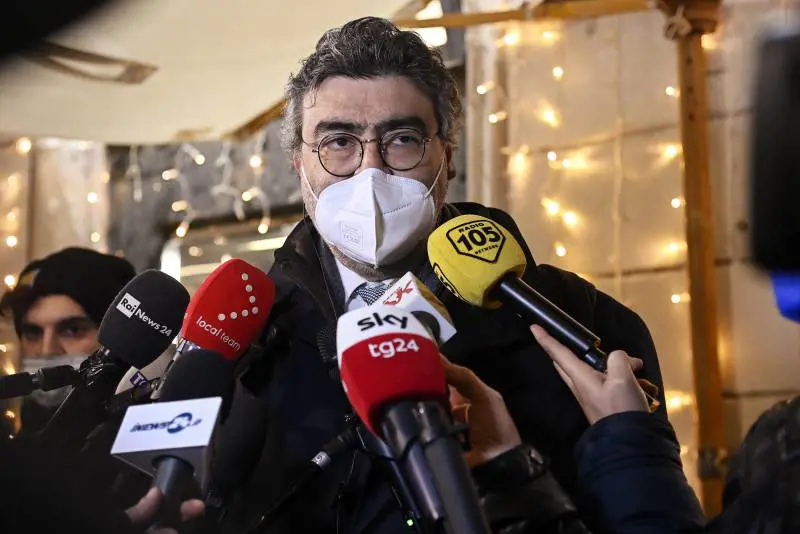 "Gli italiani nelle foibe sono come gli ebrei". E la sinistra insorge contro il ministero: un favore alla destra
