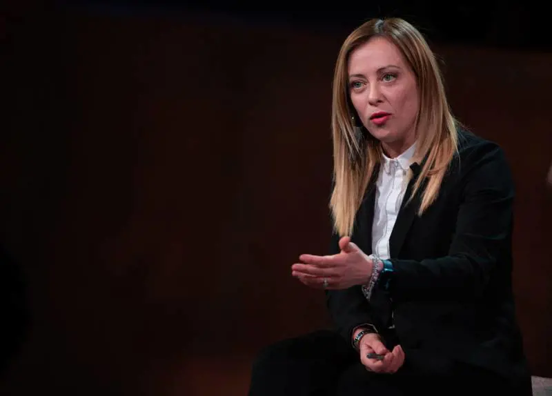 "Illiberale, pericolo...". Il guru della sinistra ora giudica la Meloni