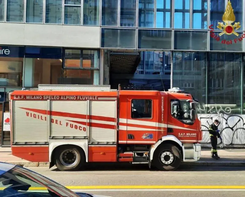 Precipita ascensore, cadono due operai: uno muore l’altro è grave 