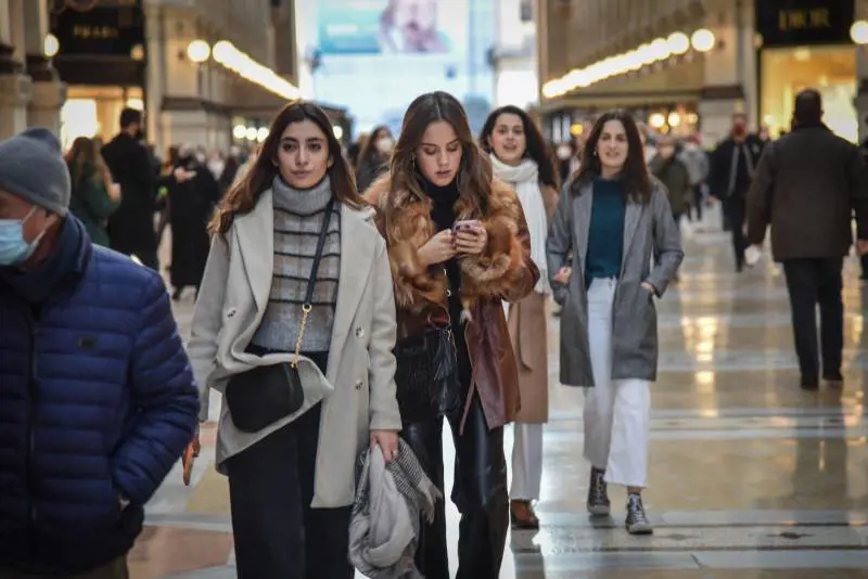 "Via le mascherine al chiuso". Spunta la data