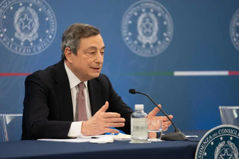 Un mini-bazooka di aiuti al Paese: "Governo bellissimo ora barra a dritta"
