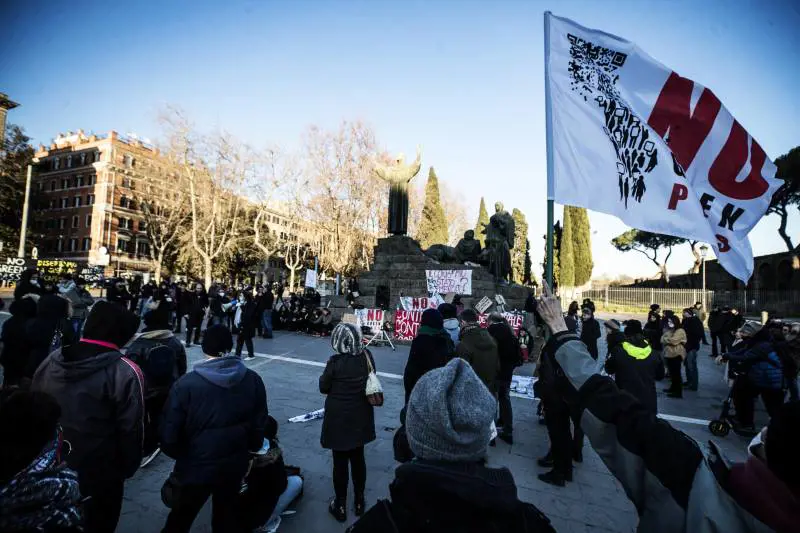 "Lo avevamo detto". L'inutile protesta no-vax sui farmaci Covid
