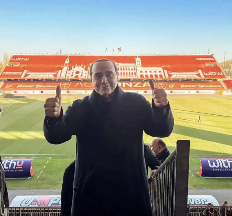 Silvio Berlusconi torna allo stadio. "Il centrodestra è maggioranza"