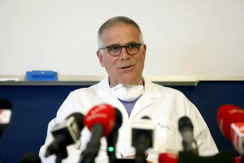 Si torna alla normalità ma 9 milanesi su 10 tengono la mascherina