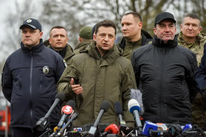 Biden e Zelensky: "Se Mosca attacca risposta decisa". Kiev, allerta sui voli