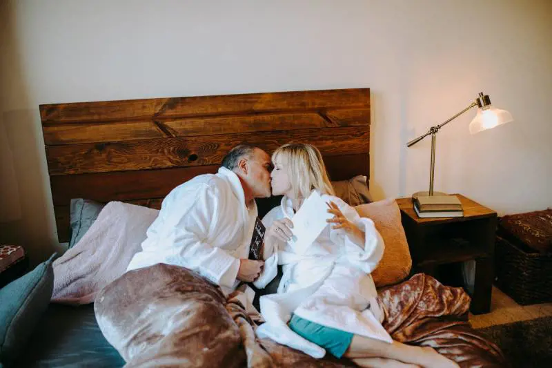 Sesso e romanticismo dopo i 60 anni: ecco come cambiano e i miti da sfatare 