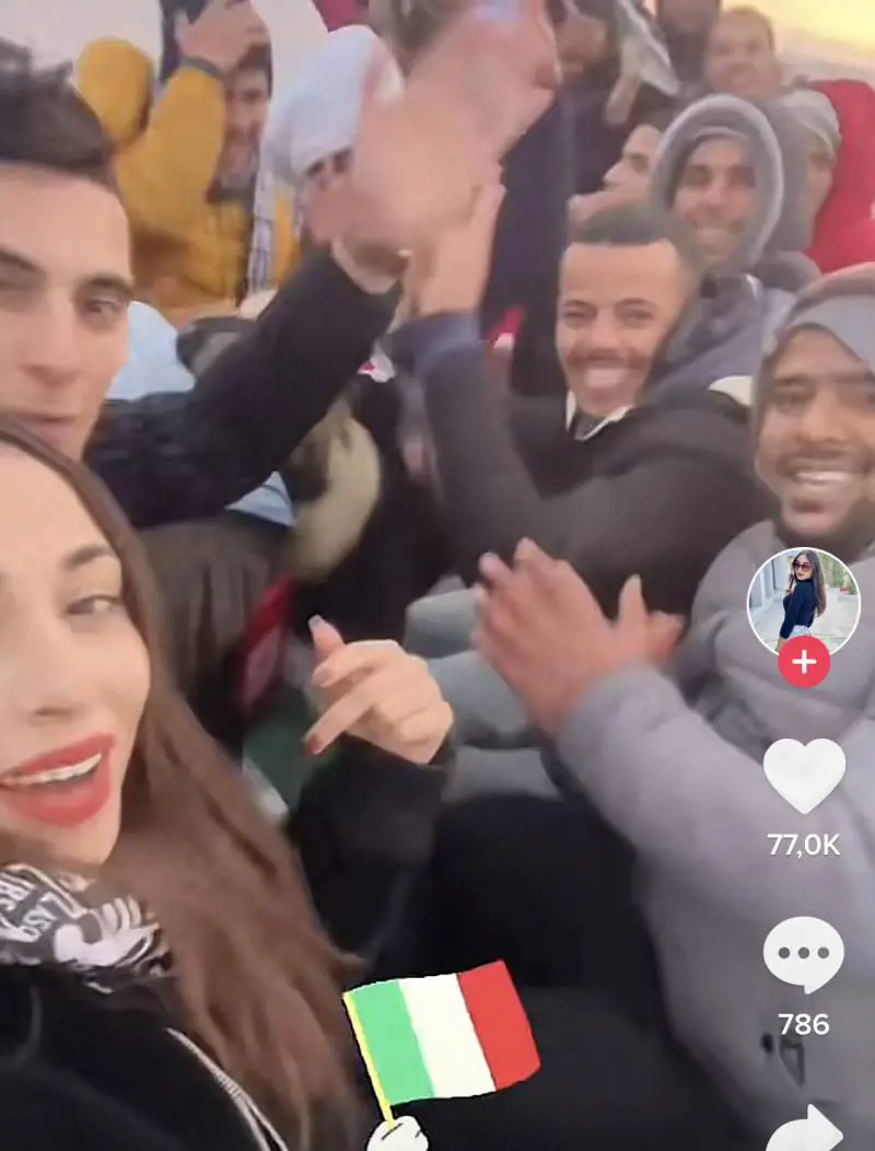Musica, sorrisi e abiti alla moda: così le traversate illegali diventano un reality