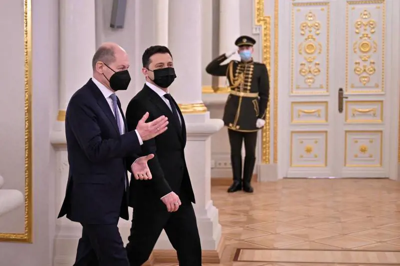 Tra tregua e minacce. Scholz: "Non in agenda l'Ucraina nella Nato". Mosca apre all'accordo. Ma gli Usa: "Si armano"