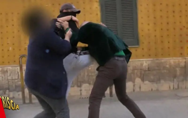 Calci, sputi, insulti: l'inferno su Luca Abete