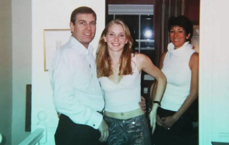 Il mistero della foto che incastra il principe Andrea: "È scomparsa"