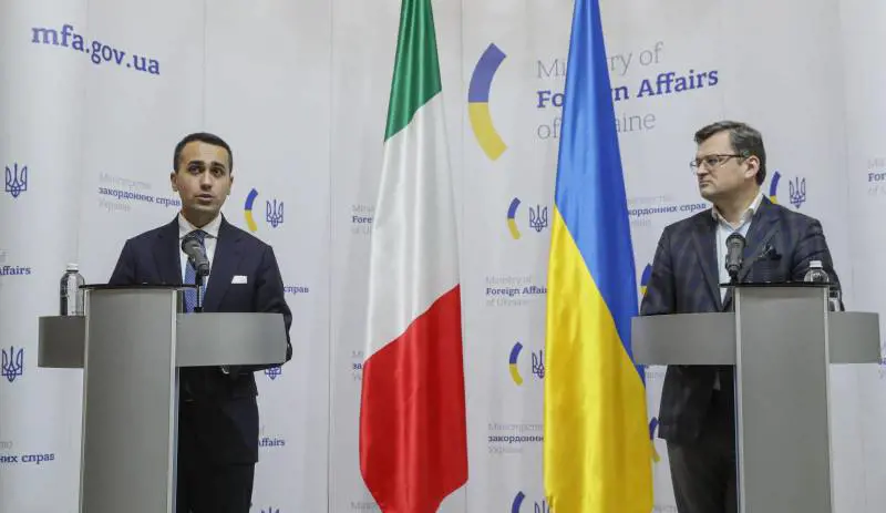 Cresce l'imbarazzo tra gli ex alleati gialloverdi. Linea soft di Salvini: "Sanzioni ultima opzione"