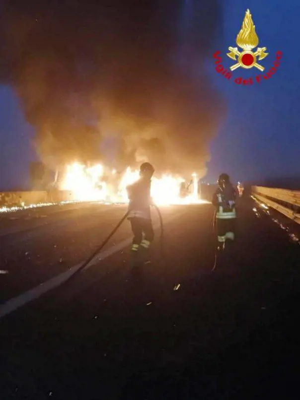 Incidente sulla A1: una cisterna va in fiamme