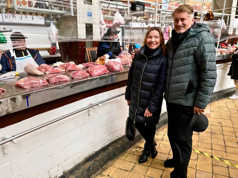 Walter Rossit con la moglie tartara Gisella nel mercato coperto di Kiev