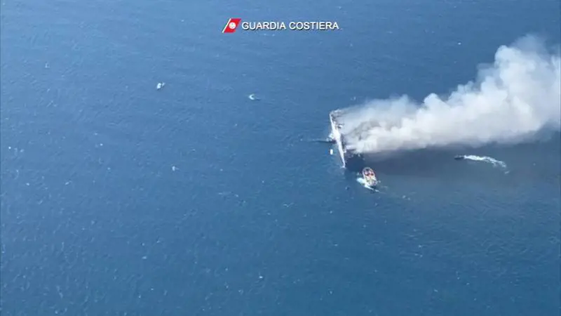 "Ci sono dispersi". Giallo sul traghetto Euroferry Olympia in fiamme