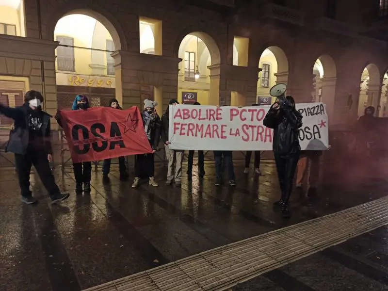 Dai centri sociali ai No Pass: infiltrati tra i giovani in piazza