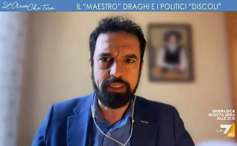 "Già che scrive...", "E la pancia?": rissa Calenda-Giarrusso