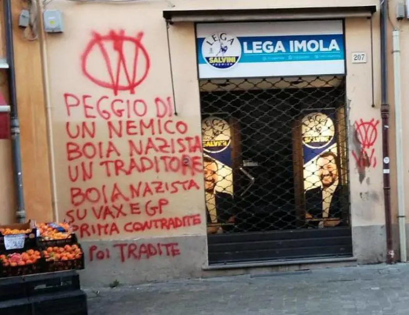 "Peggio di un boia nazista". Raid no-vax contro la Lega a Imola