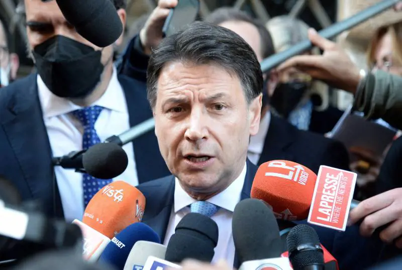 Tra i 5 Stelle la tregua resta un sogno. Conte come Putin: bombarda Di Maio