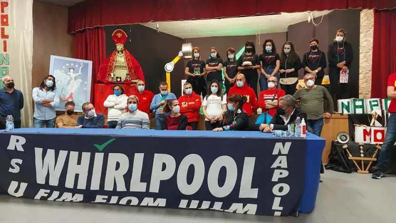 Mille giorni di vertenza Whirlpool: lavoratori di nuovo in piazza
