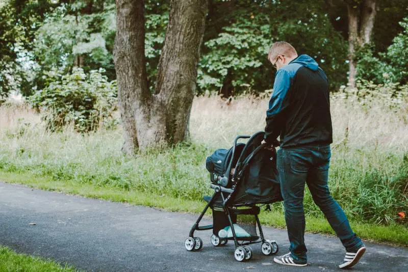 Lancia una sigaretta nel passeggino: e la bimba resta ustionata