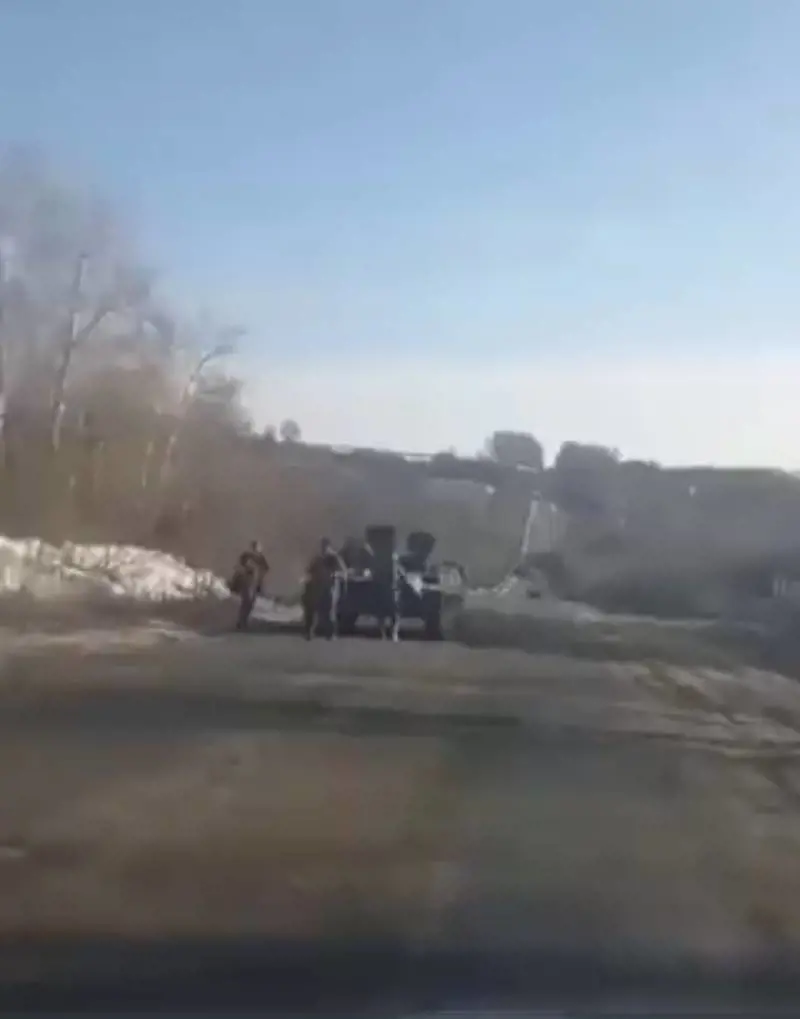 "Se volete vi riporto in Russia". L'automobilista sbeffeggia i russi rimasti a secco