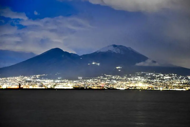 La neve torna a imbiancare il Vesuvio