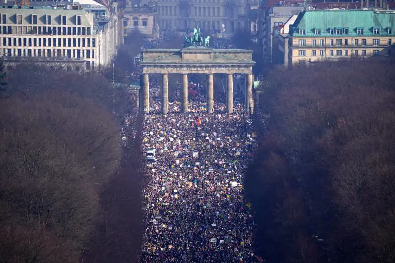 La marea umana in piazza per la pace