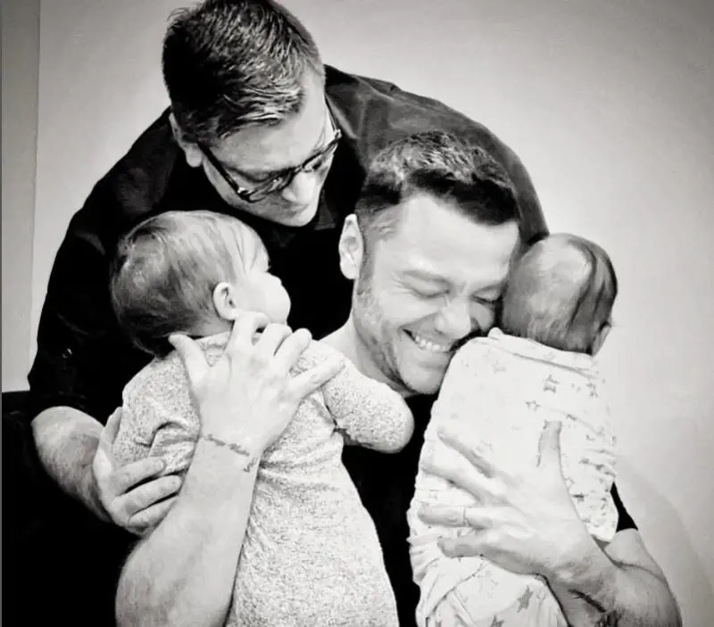 Tiziano Ferro e il compagno diventano genitori, il cantante: "Sono papà"