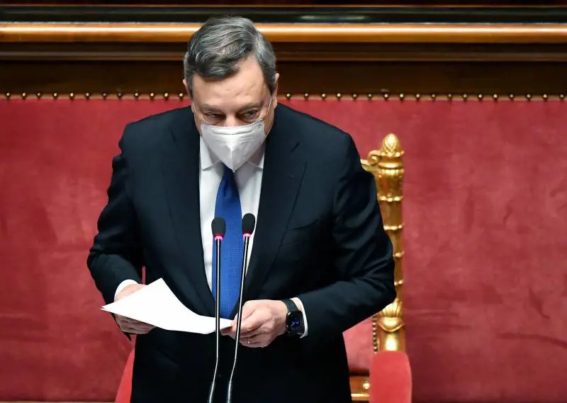Draghi: "I profughi o fanno il tampone o si vaccinano"