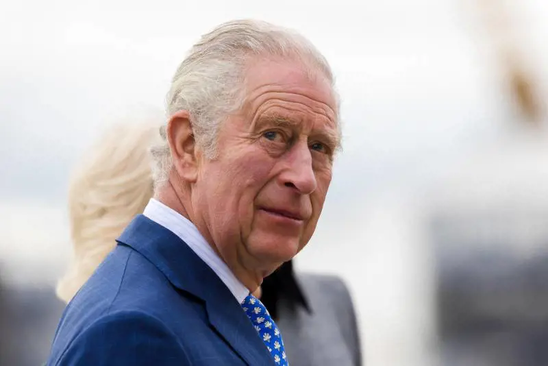 I 96 colpi di cannone e le campane a lutto. A Buckingham Palace bagno di folla e fiori poi le lacrime di Carlo