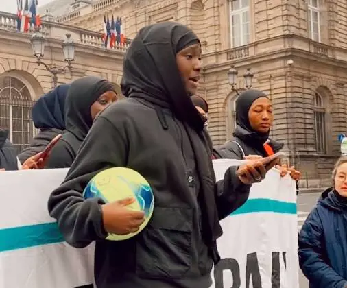 "Il velo in campo? Un diritto". Se i macronisti difendono l'islamizzazione dello sport