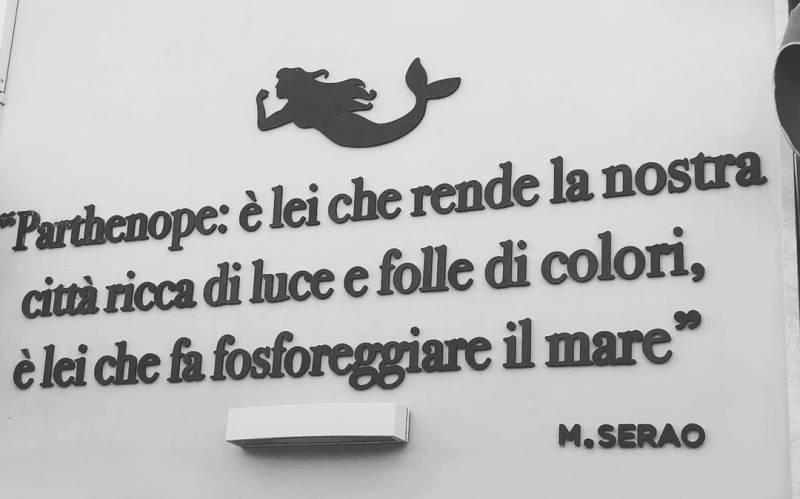 Citazione di Matilde Serao sul muro di un locale a Napoli