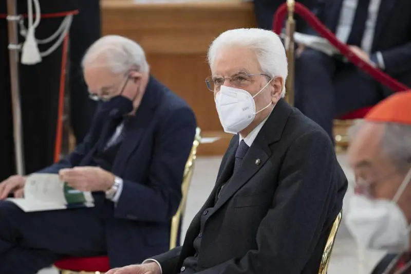 Mattarella chiede la riduzione dell'assegno: ecco la cifra