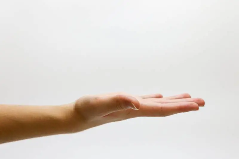 Mani fredde: attenzione al fenomeno di Raynaud