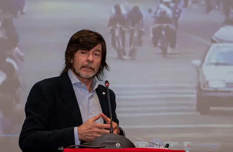 Bugno travolto da una moto mentre attraversa la strada