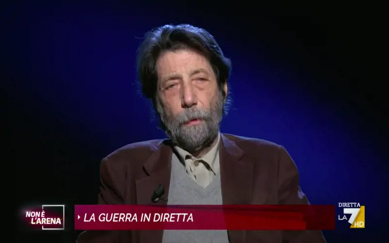 "Non parlo con questo idiota". La domanda che fa infuriare Cacciari