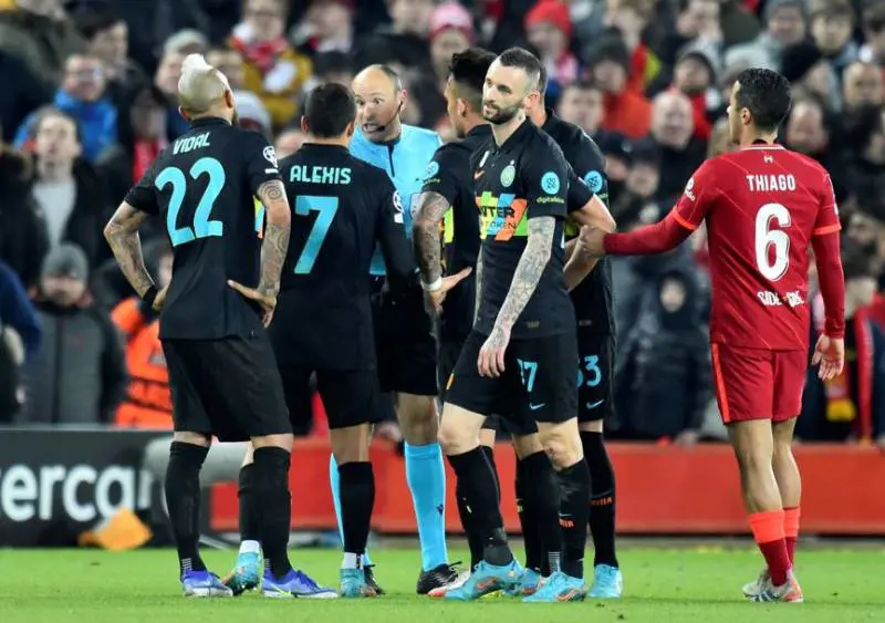 L'Inter sfiora l'impresa: vince ad Anfield ma viene eliminata. Paura sugli spalti