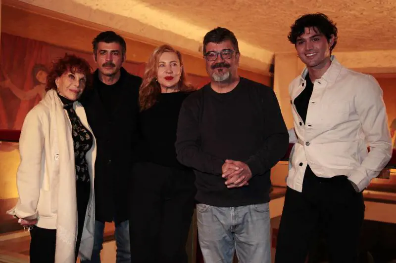 Le "Mine vaganti" finiscono a teatro (e si ride di più)