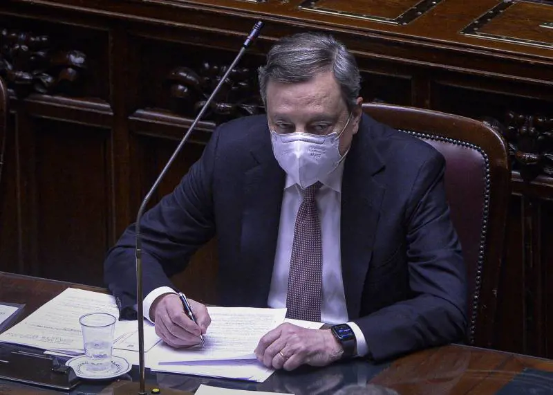 Draghi a Versailles per ottenere aiuti. E avverte i partiti: "Non stare fermi"