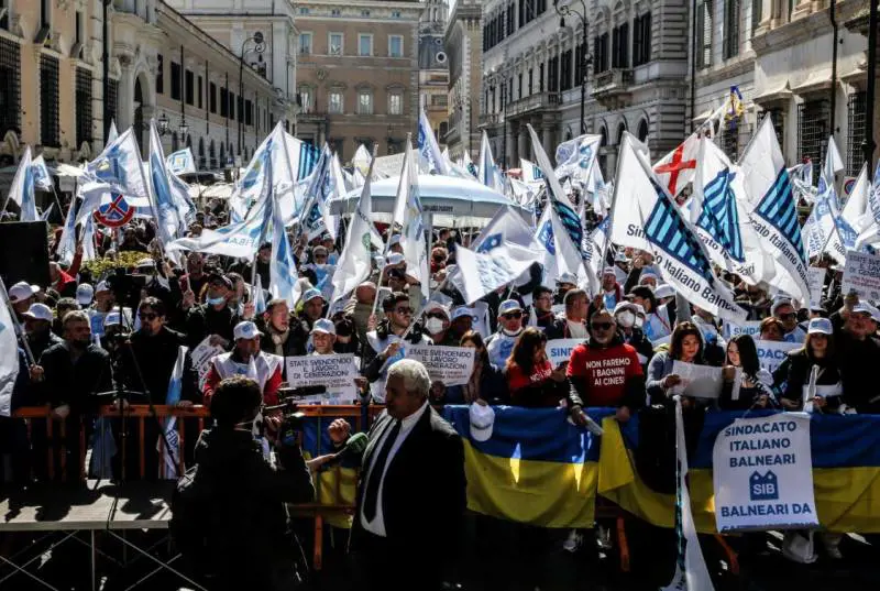 Balneari in piazza a Roma, fischi al dem De Luca