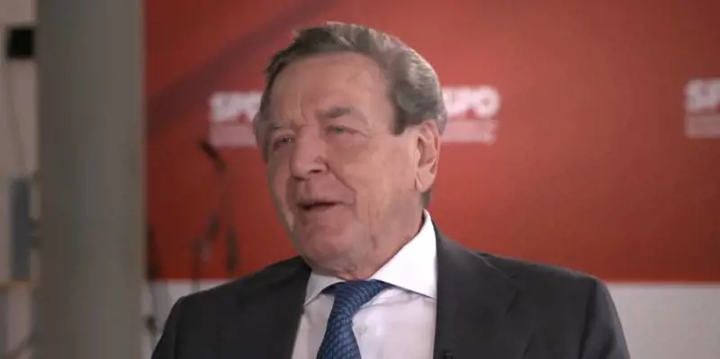 "Non si può isolare la Russia": Schroeder resta dalla parte di Putin