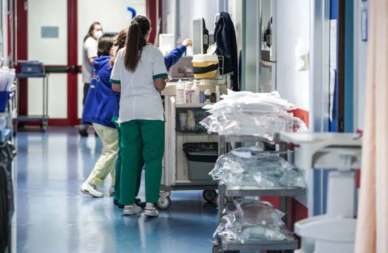 "È morta? Vi uccido". L'uomo minaccia i sanitari, il prete lo disarma