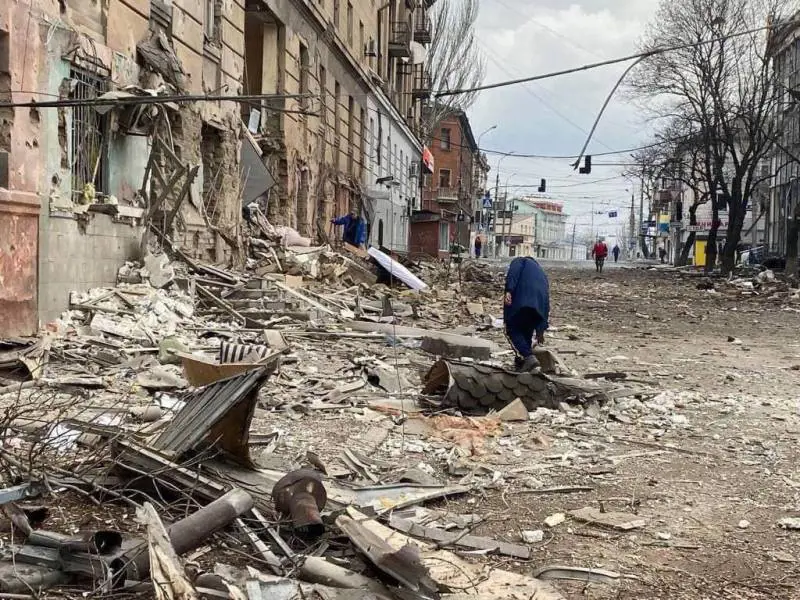 Mariupol città fantasma. Gli ultimi civili in fuga prima dell'attacco finale