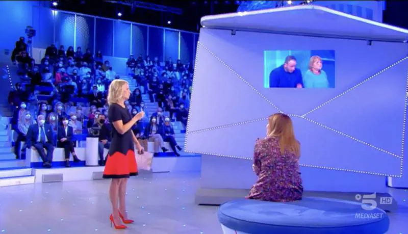 Il marito la tradisce, lei pubblica le chat con l’amante e chiude la busta 