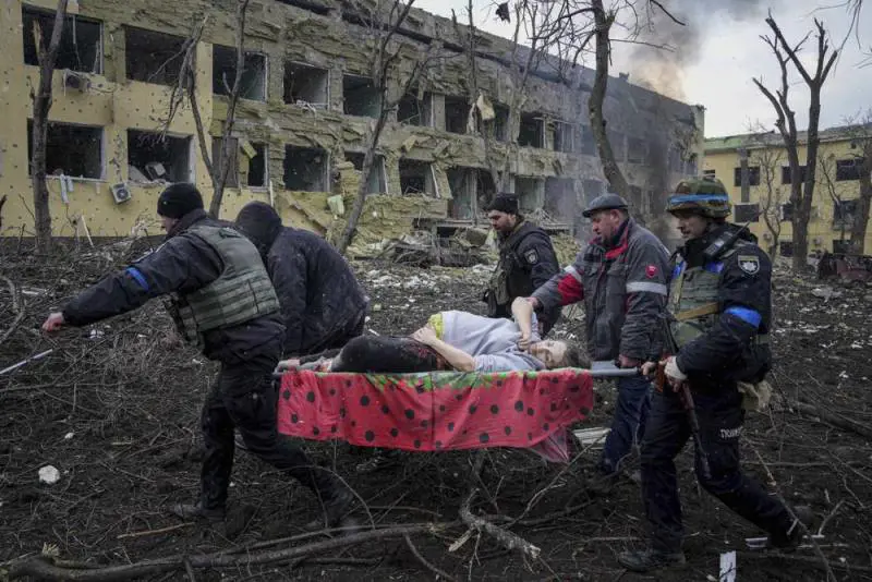 Morti la donna incinta e il suo bimbo. A Mariupol il simbolo dei crimini russi