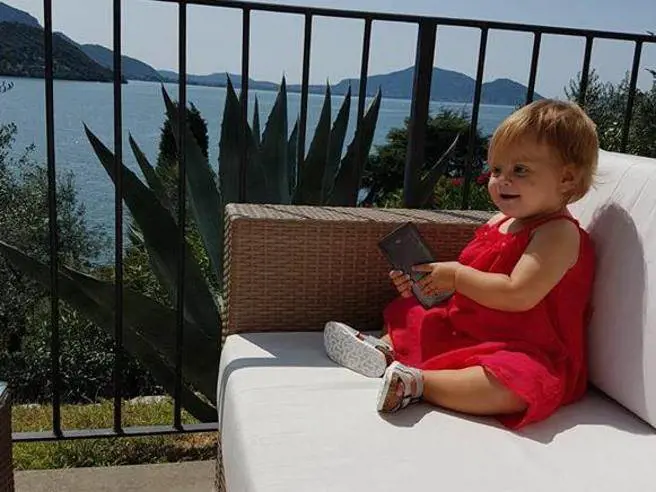 Il tribunale di Brescia ha assolto i genitori e il nonno di Vicktoria sbranata a 13 mesi