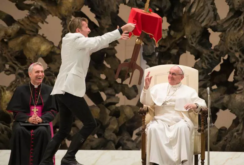 "La magia più grande? Poter avere la pace nel mondo": parla l'illusionista che si è esibito davanti al Papa