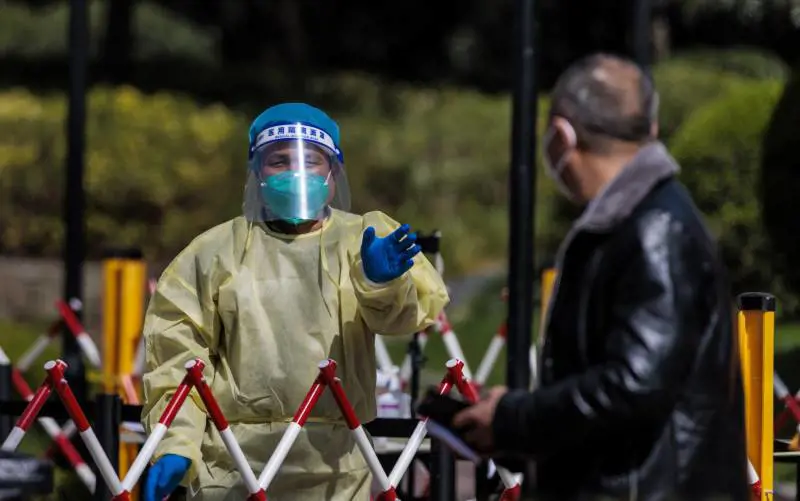Test di massa sulla popolazione cinese a Shanghai. La Cina combatte con l'ondata di Omicron iniziata a Hong Kong
