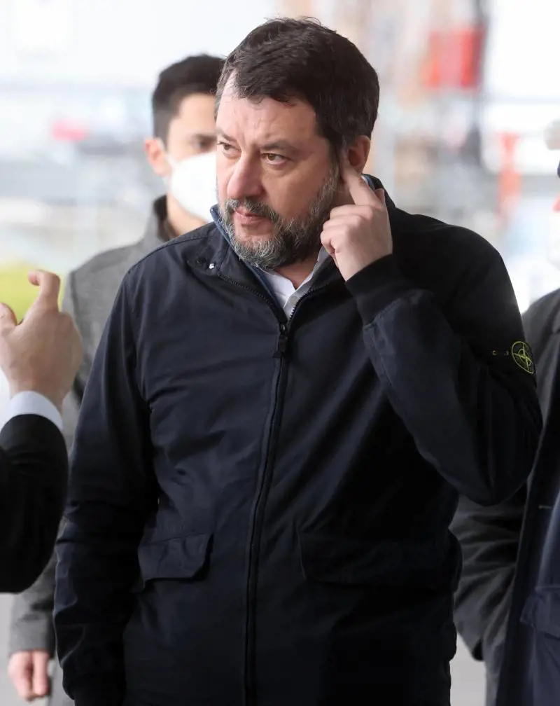 "Diffamò la Rackete". Riparte l'assalto: Salvini a processo