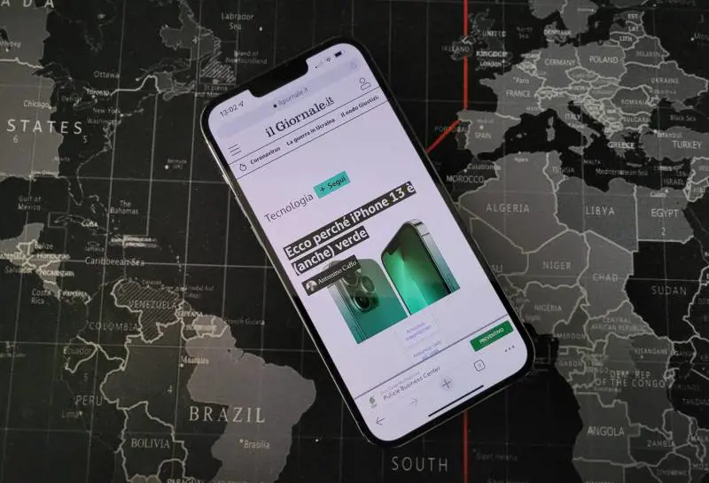 Apple aggiorna l'iPhone: adesso si sblocca con la mascherina